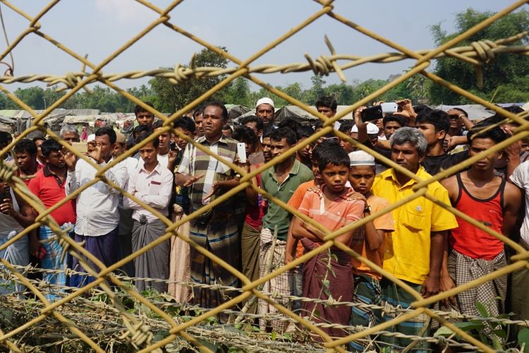 Kaum minoritas Rohingya di balik pagar kawat berduri di perbatasan distrik Maungdaw di Rakhine, 18 Maret 2018. Gelombang pengungsi Rohingya yang memasuki wilayah Bangladesh turut meningkatkan bahaya penyelundupan narkoba ke negara itu.