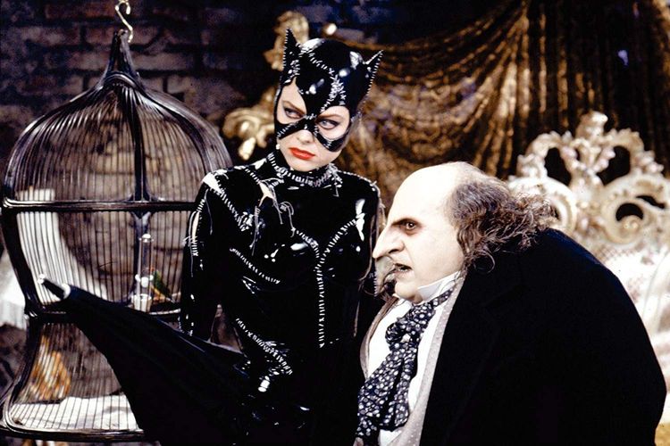 Aktris Michelle Pfeiffer berperan sebagai Catwoman dan Danny DeVito sebagai Penguin dalam film Batman Returns karya sutradara Tim Burton.