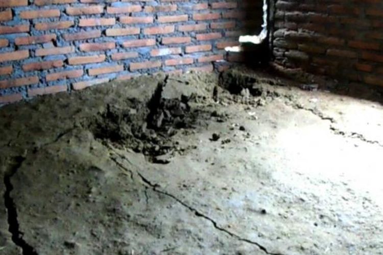Lantai dan dinding rumah milik Rianti warga dusun Soka, Desa Mertelu, Kecamatan Gedangsari, Gunungkidul retak akibat pergerakan tanah