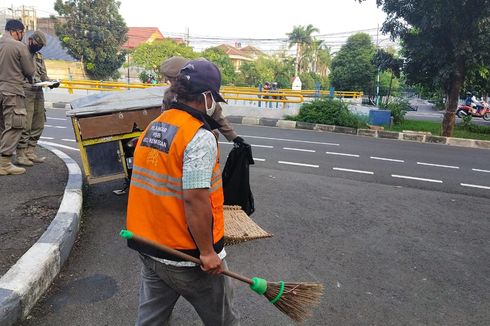 Sanksi bagi Pelanggar PSBB di Jakbar, Sapu Jalan hingga Cabut Rumput Satu Jam
