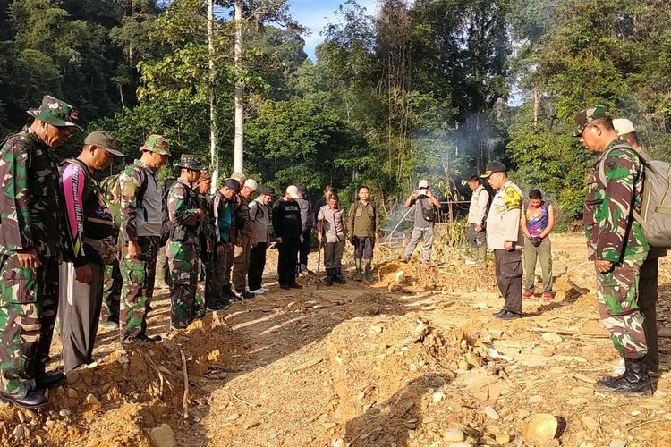 Puluhan petugas saat membagi tim sebelum menyusuri kawasan hutan desa seluas 5.330 hektar untuk menemukan penambang emas ilegal