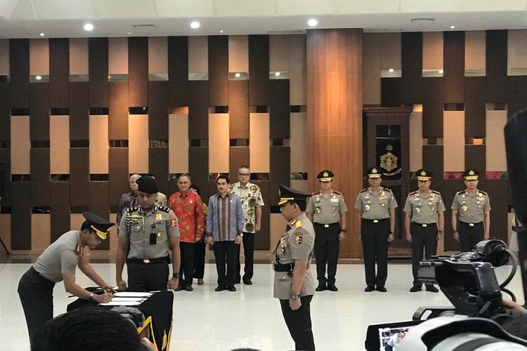 Kapolri Jenderal (Pol) Idham Azis memimpin upacara serah terima jabatan (sertijab) sejumlah perwira tinggi (pati) di Gedung Bareskrim Polri, Jakarta Selatan, Senin (16/12/2019).