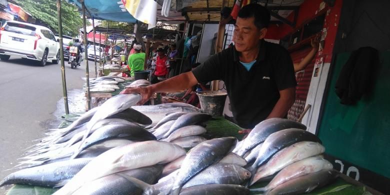 Lapak pedagang ikan bandeng di Jalan Sulaima, Rawa Belong, Jakarta Barat. Pasar ini adalah pasar musiman yang ada jelang imlek. Gambar diambil Rabu (25/1/2017).