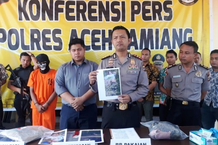 Kapolres Aceh Tamiang AKBP Zulhir Destrian memperlihatkan tersangka dan barang bukti kasus pembunuhan seorang wanita yang ditemukan tewas di tengah sawah di Mapolres Aceh Tamiang, Kamis (20/9/2018)