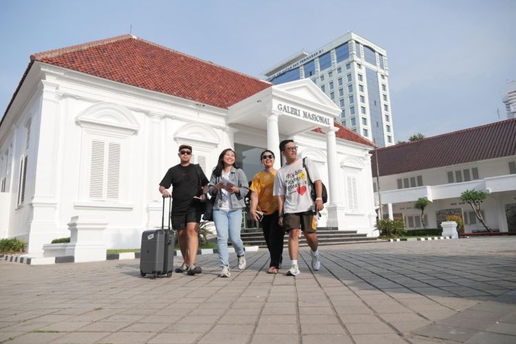 Toserbaku dan Bagasi menggandeng komunitas Dari Halte Ke Halte (DHKH) untuk menjelajahi titik-titik ikonik Jakarta. 