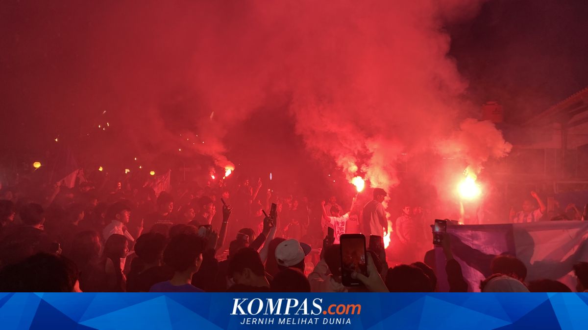 Bobotoh di Indramayu Rayakan Persib Juara, Flare Merah Warnai Langit Kota