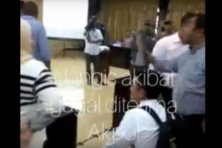 Beredar video sejumlah orangtua murid melakukan protes pada sidang penetapan lulus taruna akademi kepolisian (Akpol) dan sidang lulus sementara tamtama Polri Tahun Ajaran 2017 di Polda Jawa Barat. 