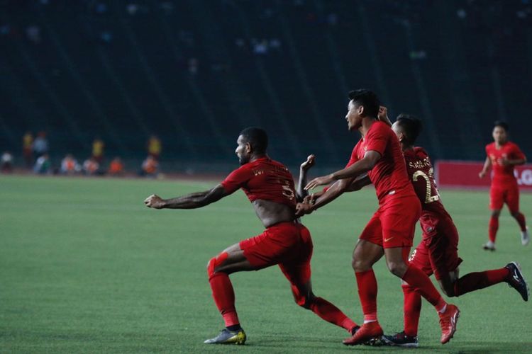 Striker timnas u-22 Indonesia, Marinus Wanewar (kiri) saat melakukan selebrasi gol ke gawang Kamboja pada laga pamungkas Grup B Piala AFF U-22 2019 di Stadion Nasional, Phnom Penh, Jumat (22/02/2019).