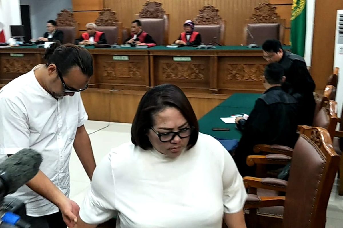 Nunung bersama suaminya, July Jan Sambiran Usai sidang tuntutan di Pengadilan Negeri Jakarta Selatan, Rabu (13/11/2019).