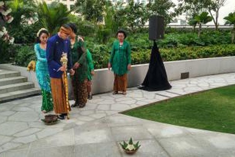 Chacha Frederica melakukan ritual langkahan bersama kakak keduanya di Hotel Fairmont, Senayan, Jakarta Pusat, Sabtu (22/8/2015).