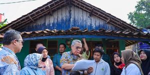 Wali Kota Tangerang Selatan (Tangsel) Benyamin Davnie dalam acara serah terima rumah milik Tomasrulloh, warga penerima bantuan program bedah rumah di kawasan Lengkong Karya, Kecamatan Serpong Utara, Kamis (7/5/2026).
