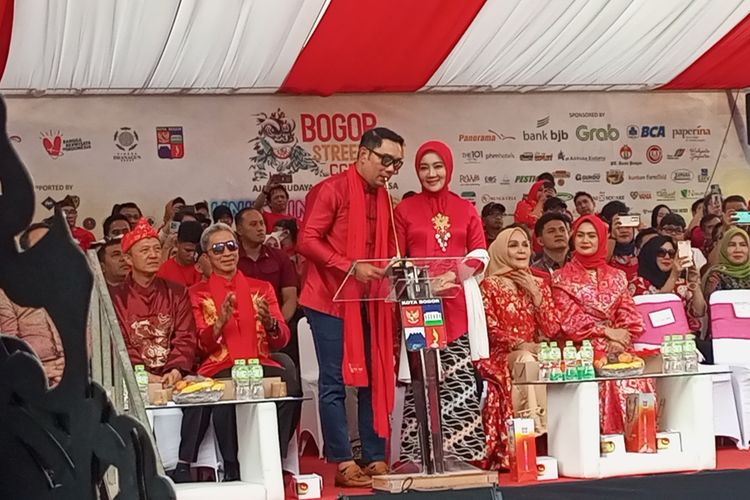 Gubernur Jawa Barat Ridwan Kamil menghadiri menghadiri perayaan puncak Cap Go Meh Bogor Street Festival (CGM-BSF) 2023 di Jalan Suryakencana, Bogor Tengah, Kota Bogor, Minggu (5/2/2023). RK hadir didampingi istrinya, Ibu Atalia kompak menggunakan kemeja berwarna merah.