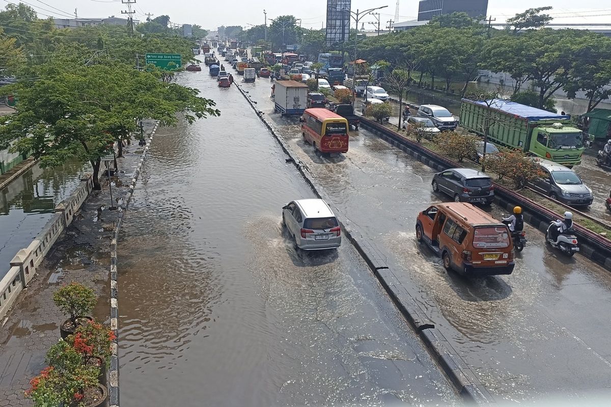 Genangan banjir rob di Jalan Kaligawe, Kecamatan Genuk Semarang arah Kabupaten Demak, Jawa Tengah.