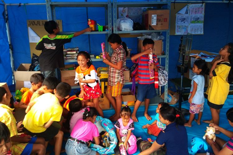 Anak-anak di pengungsian Gor Swecapura sedang bermain di Pos Layanan Dukungan Psikososial Minggu (1/10/2017)