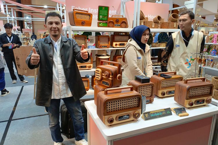 Helmi, Founder and CEO Sound of Art, Radio Vintage saat pameran Brilianpreneur 2023 di JCC, Jakarta pada Kamis (8/12/2023).