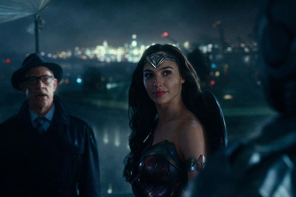 JK Simmons (Gordon) dan Gal Gadot (Wonder Woman) beraksi dalam Justice League (2017)