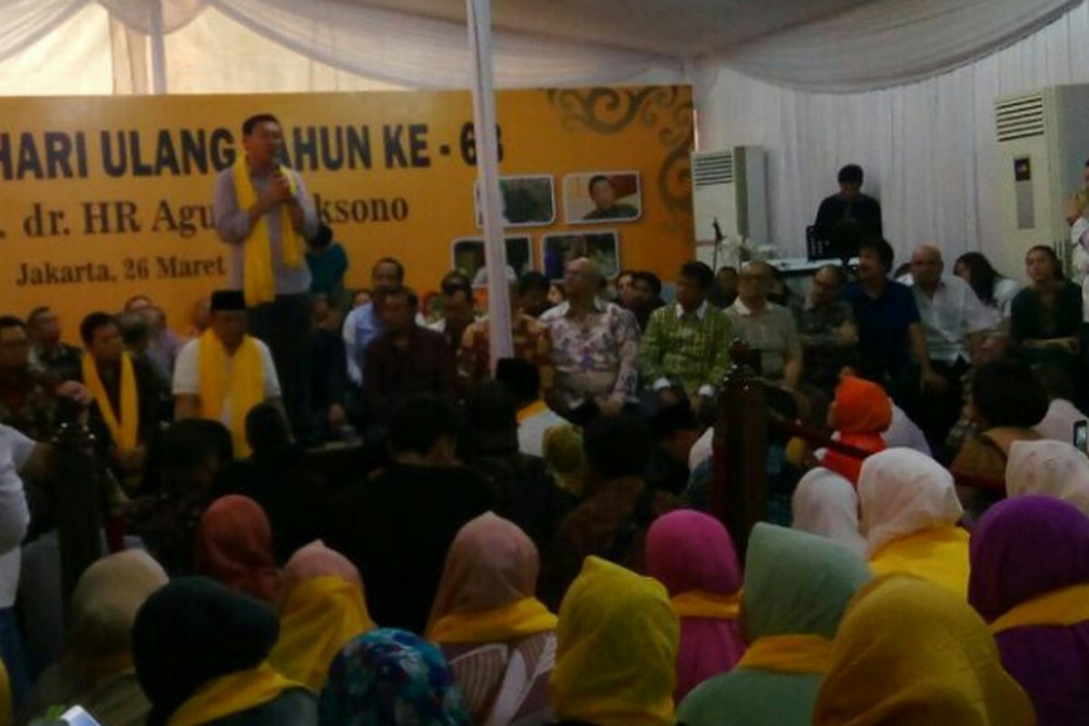 Calon gubernur DKI Jakarta Basuki Tjahaja Purnama (Ahok) memberikan sambutan saat menghadiri acara ulang tahun Ketua Dewan Pakar Partai Golkar Agung Laksono di Cipinang Cempedak, Jakarta Timur, Minggu (26/3/2017).
