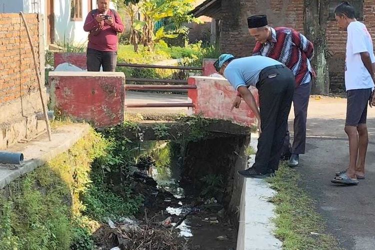 Lurah Argasunya Kecamatan Harjamukti Kota Cirebon Jawa Barat menunjukan titik lokasi aliran sungai yang sempat tercemari minyak, pada Jumat (25/4/2025) siang.