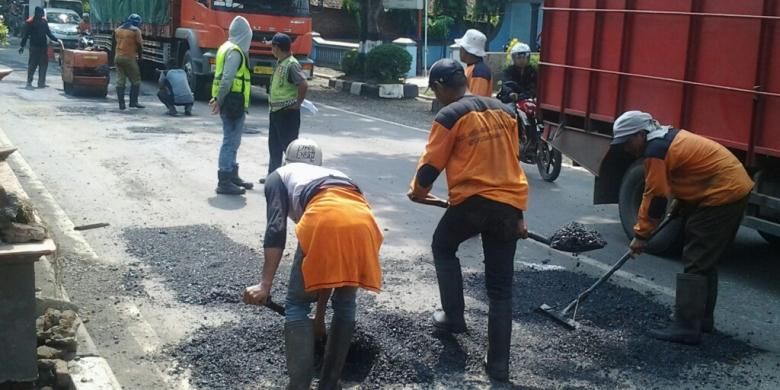 Perbaikan jalan di pantura Kendal. Kompas.Com / slamet priyatin 