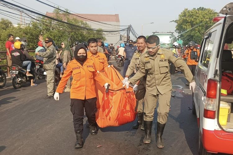Proses evakuasi korban tewas terlindas truk di Surabaya, Rabu (27/3/2024).
