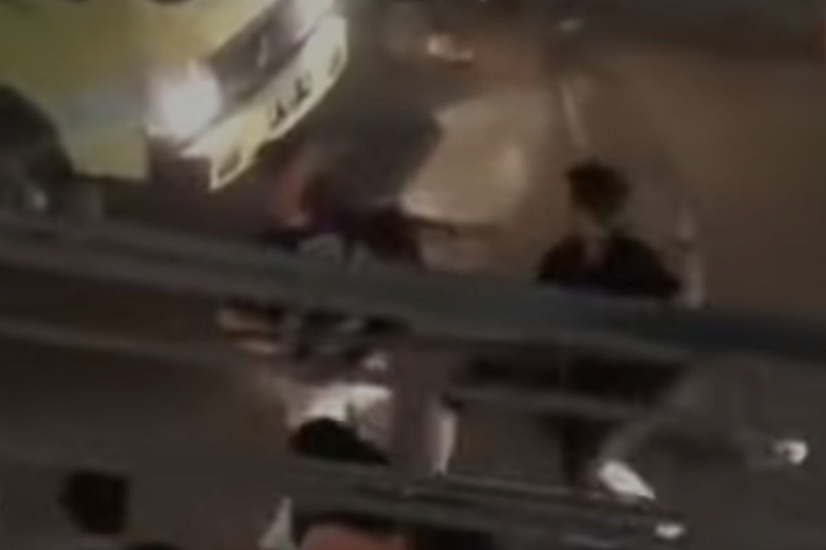 Video viral dari akun Instagram @info_malang yang memperlihatkan adanya seorang pria dikeroyok oleh sejumlah orang di Jalan S Supriyadi, Kecamatan Sukun, Kota Malang, Jawa Timur. 