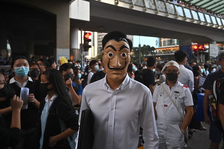 Seorang pria mengenakan topeng saat berpartisipasi dalam aksi demonstrasi di Hong Kong, Jumat (4/10/2019).