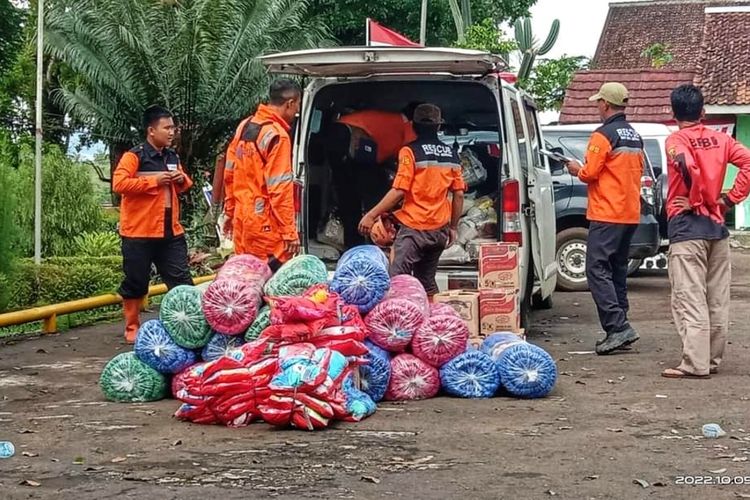 Bantuan kemanusiaan bagi para penyintas bencana banjir dan longsor diturunkan dari mobil di pos penanganan bencana di Kecamatan Purabaya, Sukabumi, Jawa Barat, Minggu (9/10/2022).