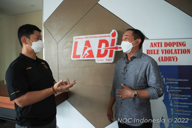 Ketua Komite Olimpiade Indonesia (NOC Indonesia), Raja Sapta Oktohari (kiri) di kantor Indonesia Anti-Doping Organization (IADO).