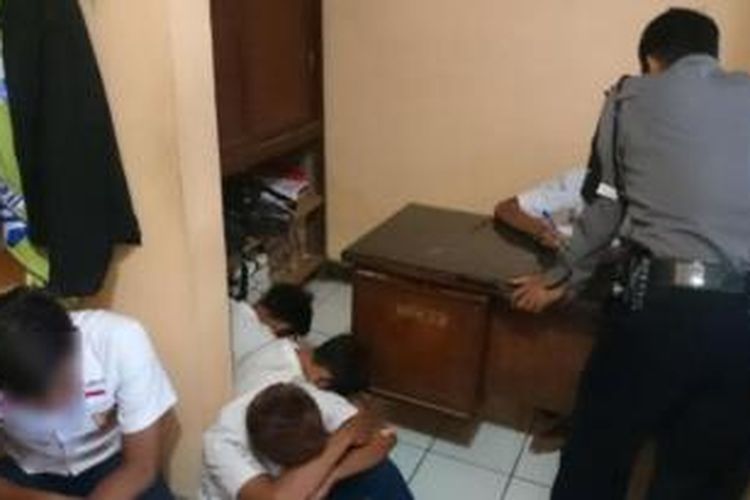 Sembilan siswa di Kendal diamankan polisi setelah tertangkap basah gelar pesta miras oplosan.