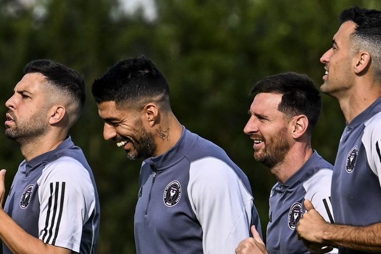 Luis Suarez dan Lionel Messi diapit oleh Jordi Alba serta Sergio Busquets dalam sesi latihan Inter Miami di Florida Blue Training Centre, 24 Januari 2024.