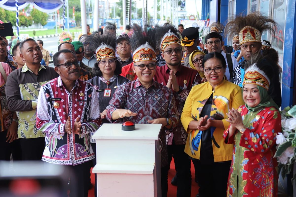 Menteri Pendayagunaan Aparatur Negara dan Reformasi Birokrasi (Menteri PANRB) Abdullah Azwar Anas bersama Pelaksana harian (Plh). Sekretaris Daerah Provinsi Papua Suzana Wanggai dan Pejabat (Pj). Wali Kota Jayapura Frans Pekey meresmikan Mal Pelayanan Publik (MPP) pada Jumat (19/5/2023).