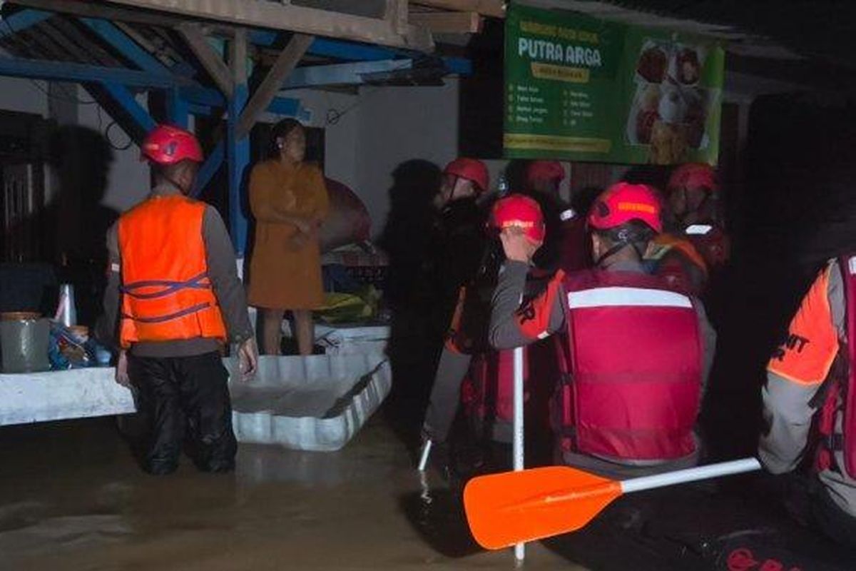 Kondisi Kampung Batu Layang, Desa Cikaobandung, Kecamatan Jatiluhur, Kabupaten Purwakarta, Jawa Barat, yang terendam banjir akibat tanggul Sungai Cinangka jebol, Sabtu (8/3/2025). 

