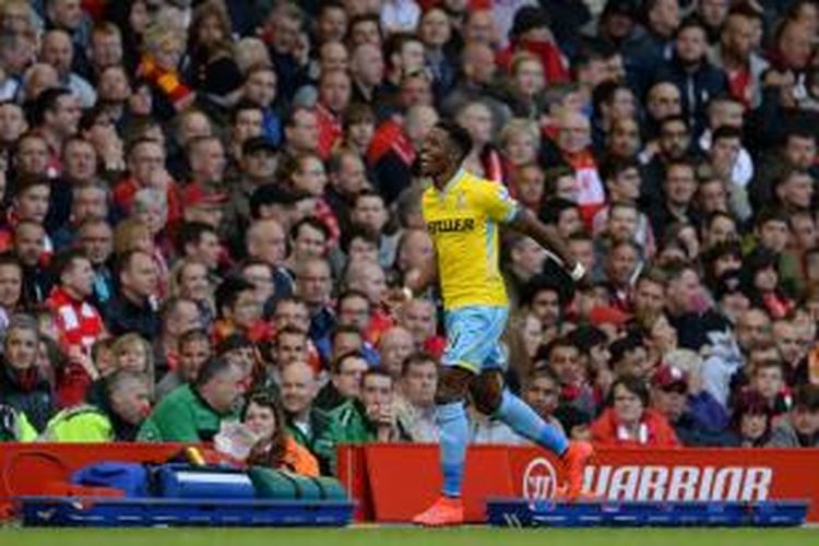 Penyerang Crystal Palace, Wilfred Zaha, seusai mencetak gol ke gawang Liverpool pada laga lanjutan Premier League di Stadion Anfield, Sabtu (16/5/2015). 