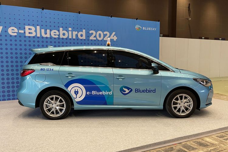 Diluncurkan sore ini di PEVS 2024, Blue Bird menggunakan BYD All New e6