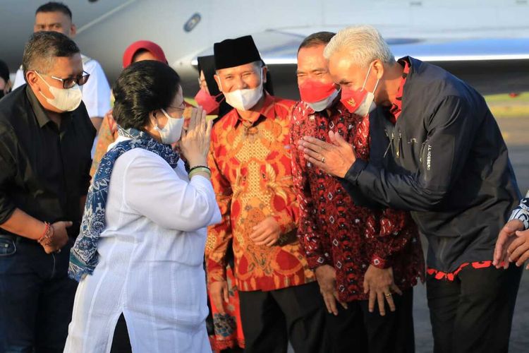 Gubernur Jateng Ganjar Pranowo menjemput langsung Ketua Umum PDI Perjuangan Megawati Soekarnoputri begitu mendarat di Bandara Adi Soemarmo, Sabtu (10/12/2022).