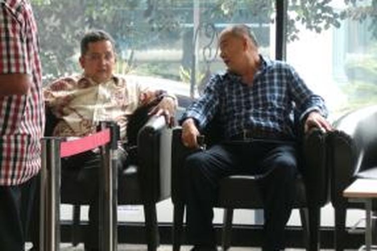 Politisi PDI Perjuangan Trimedya Pandjaitan di Gedung KPK, Jakarta, untuk menjenguk Emir Moeis yang ditahan di Rutan KPK. 
