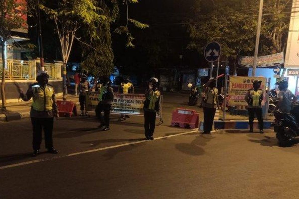 Suasana perkotaan Pamekasan saat dilakukan penutupan jalan dan pemadaman lampu penerang jalan, Sabtu (10/7/2021) malam.