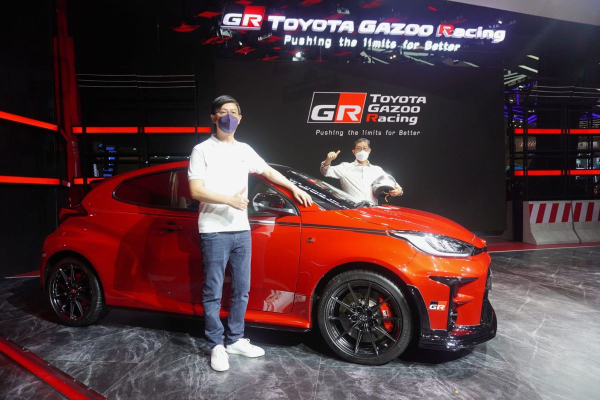 Serah Terima Simbolis Toyota GR Yaris ke Pelanggan - Marketing Director PT Toyota-Astra Motor (TAM) Anton Jimmi Suwandy (kanan) bersama Kusno, salah seorang sports car enthusiasts di Indonesia  yang menjadi pembeli Toyota GR Yaris terpilih, pada acara penyerahan secara simbolis mobil sport tersebut ke pelanggan, di booth Toyota pada penyelenggaraan GIIAS 2021 di ICE BSD City Tangerang, Sabtu (13/11). Kehadiran GR Yaris merupakan salah satu keseriusan Toyota menghadirkan ever better cars  sejalan wujudkan Mobility Happines fo All. Sebagai sports car yang dikembangkan oleh TOYOTA GAZOO Racing dengan konsep reverse engineering untuk memenangkan ajang balap reli dunia ini, GR Yaris tidak hanya dapat memenuhi passion pelanggan, namun juga memberikan pengalaman berkendara menyenangkan yang melampaui ekspektasi pelanggan.