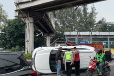 Minibus Terguling Usai Tabrak Pembatas Jalan di Tanjung Duren