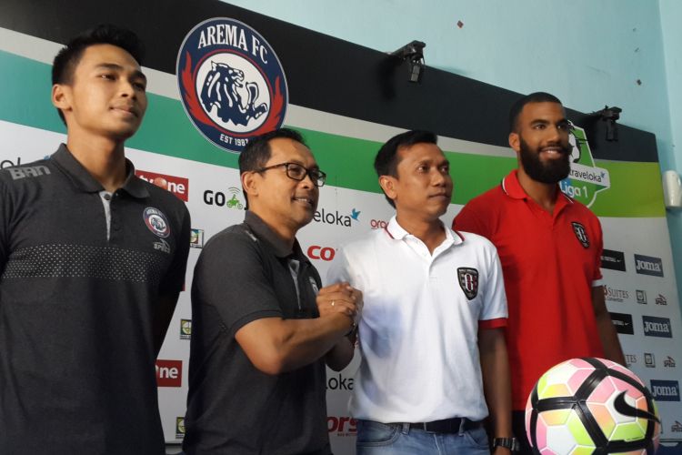 Pelatih Arema FC Aji Santoso dan Pelatih Bali United Widodo C Putro saat konferensi pers pra pertandingan di Kantor Arema FC, Jumat (16/6/2017)