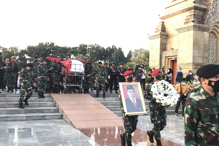 Jenazah Menteri Pendayagunaan Aparatur Negara dan Reformasi Birokrasi (Menpan-RB) Tjahjo Kumolo tiba di Taman Makam Pahlawan (TMP) Kalibata, Jakarta Selatan, Jumat (1/7/2022) sore.