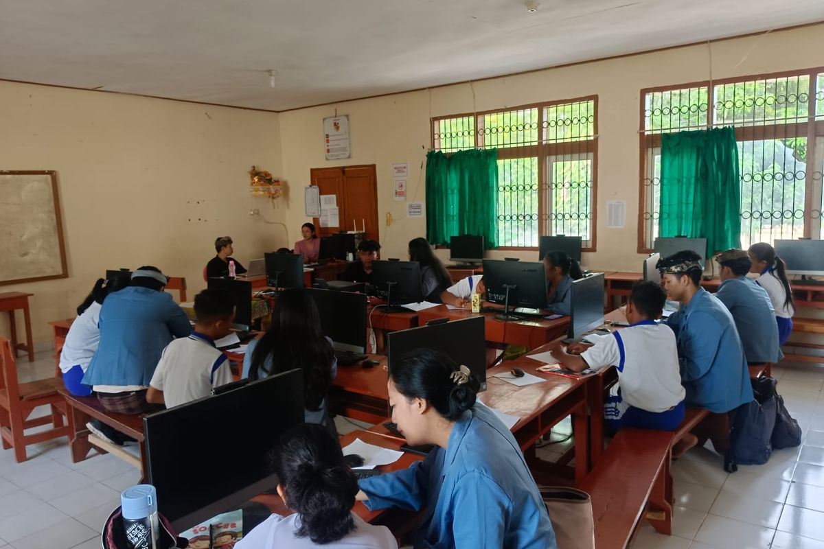 Tim relawan mahasiswa Undiksha mendampingi pembelajaran siswa SMP yang belum bisa membaca di Kabupaten Buleleng, Provinsi Bali.