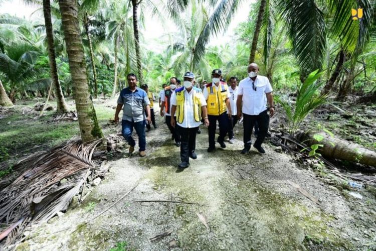 Tinjauan Menteri PUPR Basuki Hadimuljono bersama Direktur Jenderal Bina Marga Kementerian PUPR Hedy Rahadian, Staf Ahli Menteri PUPR Bidang Teknologi, Industri dan Lingkungan Endra S. Atmawidjaja, Direktur Prasarana Strategis Ditjen Cipta Karya Essy Asiah, Kepala Balai Besar Pelaksanaan Jalan Nasional (BBPJN) Sumatera Utara Brawijaya, Kepala BWS Sumatera II Mohammad Firman, dan Kepala Balai PPW Sumatera Utara Syafriel Tansier