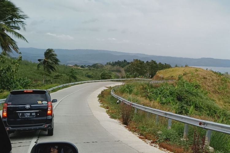 Perjalanan menuju Geopark Ciletuh, yang penuh kelokan, turunan, dan tanjakan curam, Sabtu (23/6/2018).