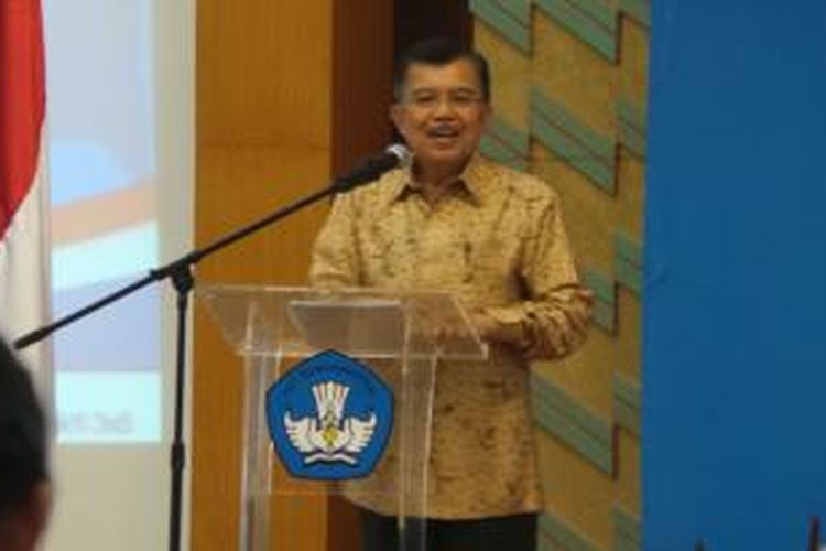 Mantan Wakil Presiden Jusuf Kalla saat memberi paparan dalam Konvensi Ujian Nasional yang digelar di Gedung Kemdikbud, Jakarta, Kamis (26/9/2013).