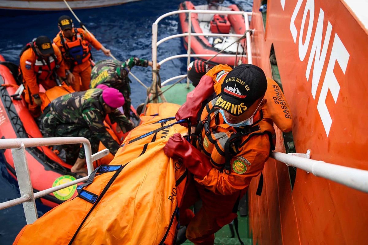 Petugas Basarnas mengangkat kantong jenasah yang berisi serpihan dan barang dari penumpang pesawat pascakecelakaan pesawat Lion Air JT 610 di perairan Karawang, Pantai Tanjung Pakis, Jawa Barat, Selasa (30/10/2018).