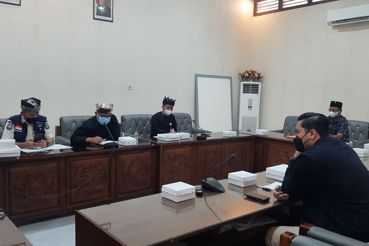 Rapat Komisi 1 DPRD Banyuwangi dengan Satgas Covid-19 Banyuwangi, yang mengambil keputusan untuk menutup semua pos tes cepat antigen tak berizin di sekitar Pelabuhan Ketapang, Kabupaten Banyuwangi, Jawa Timur, di Ruang Rapat Komisi 1 DPRD Banyuwangi, Kamis (3/2/2022).