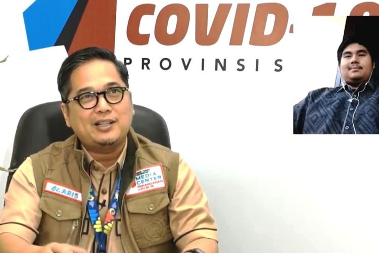 Juru Bicara GTPP Covid-19 Provinsi Sumut dr Aris Yudhariansyah konferensi video secara live dengan Muhammad Aulia Rizki Aqsa, Jumat (1/5/2020)