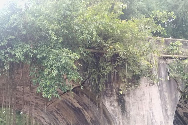 Jembatan Penghubung Tanah Datar–Sijunjung Ditutup Total, Retakan Besar Ancam Struktur Ambruk