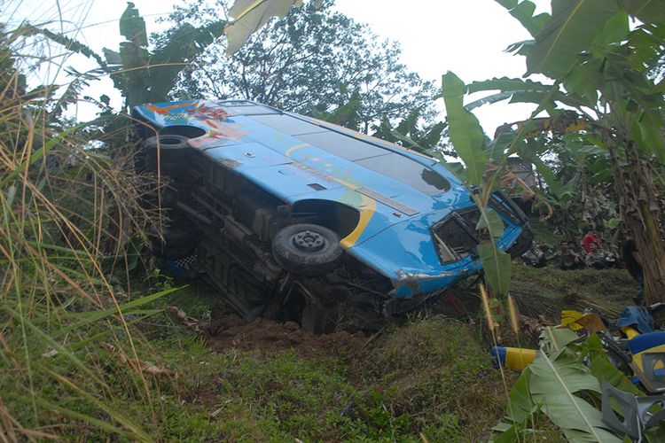 Sejumlah warga melihat sebuah bus berpenumpang wisatawan yang masuk jurang di Tanjakan Letter S, Cikidang, Sukabumi, Jawa Barat, Sabtu (8/9/2018). Data Polres Sukabumi menyebutkan kecelakaan lalu lintas tunggal ini mengakibatkan 21 orang tewas dan 17 luka-luka berat dan ringan.